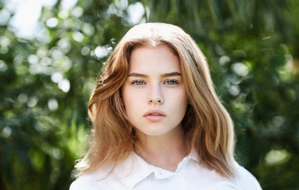 Нежная молодая девушка в белой рубашке