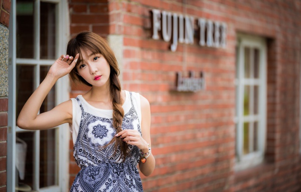 Нежная девушка азиатка у дома