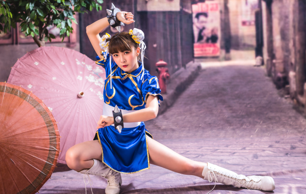 Спортивная девушка азиатка с зонтами