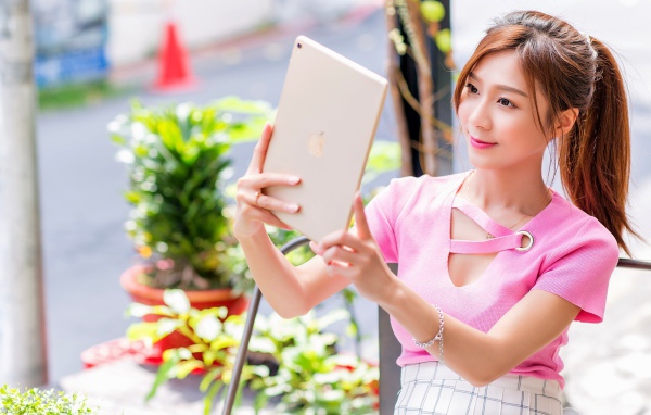 Красивая девушка азиатка делает селфи