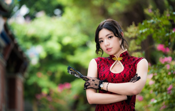 Красивая девушка азиатка с веером в руке