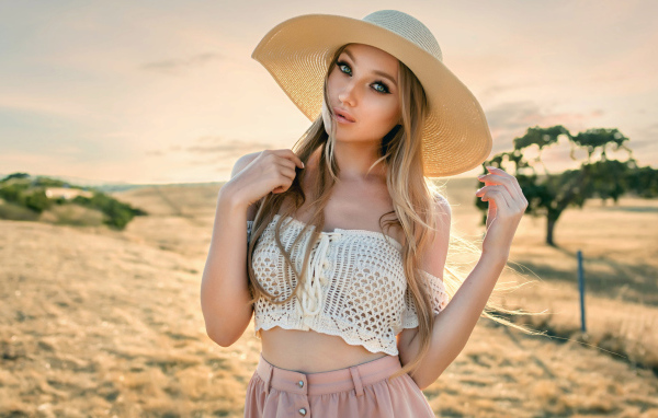Красивая девушка блондинка в большой шляпе