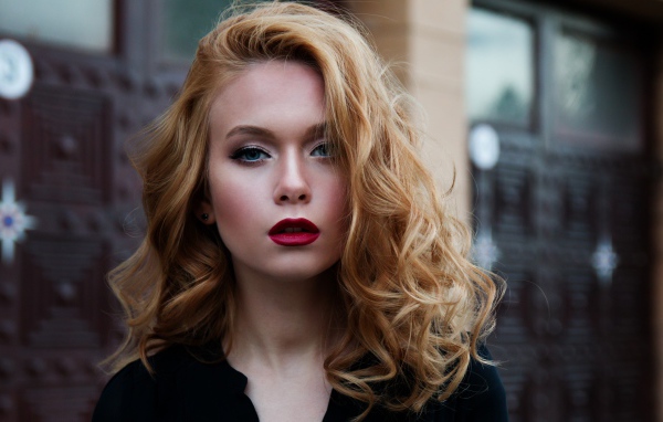 Красивая блондинка модель с голубыми глазами