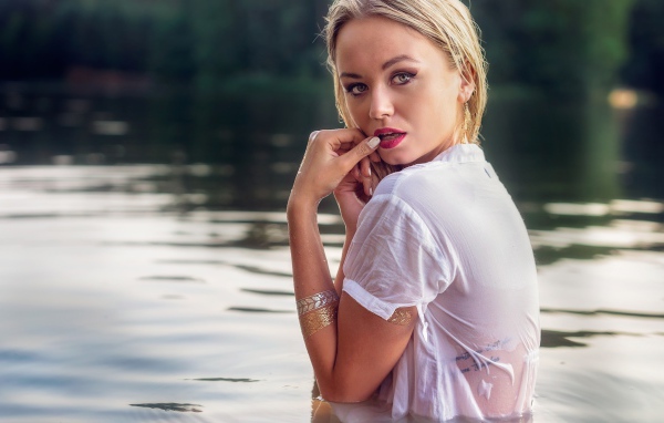 Красивая девушка блондинка в воде
