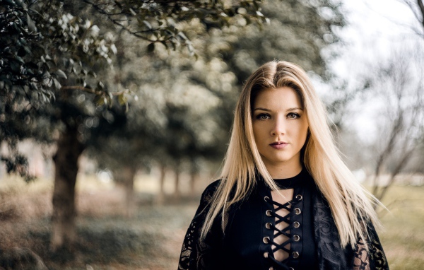 Красивая блондинка в черном платье 