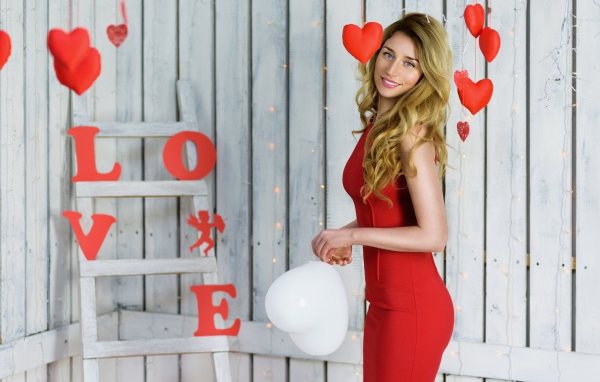 Красивая блондинка в красном платье с шариком