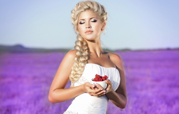 Красивая блондинка в белом платье с малиной на лавандовом поле