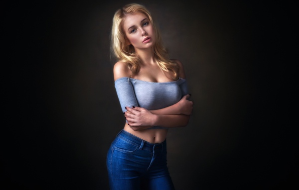 Красивая блондинка с синих джинсах