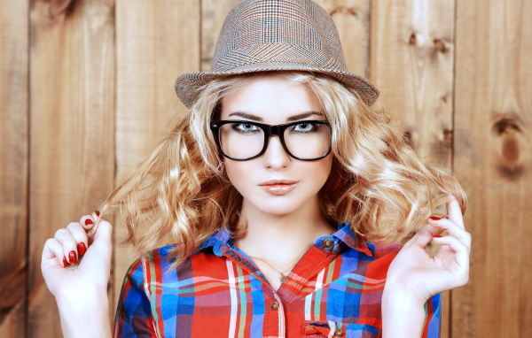 Красивая блондинка в очках и шляпе