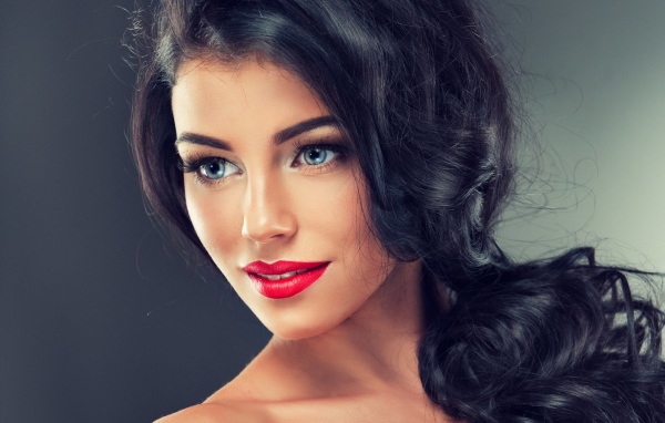 Красивая голубоглазая девушка с длинными черными волосами