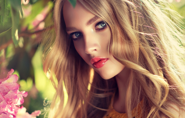 Красивая яркая голубоглазая блондинка фото крупным планом