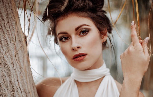 Красивая кареглазая шатенка у дерева