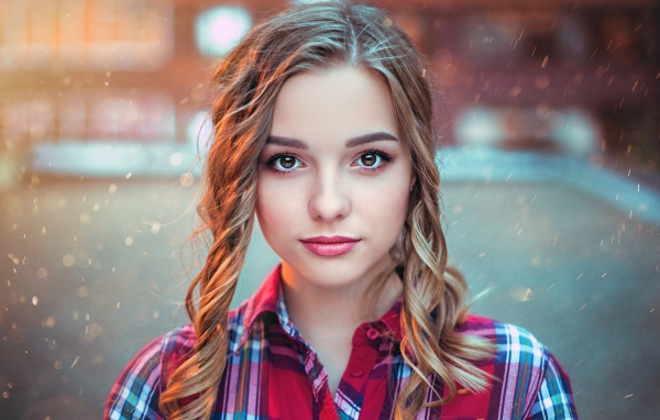 Красивая кареглазая девушка с прической 