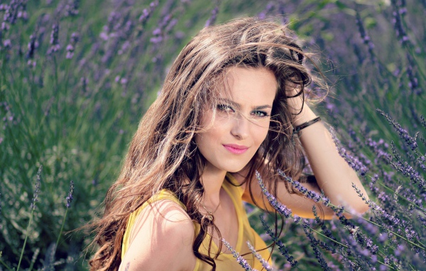 Красивая шатенка в цветах лаванды