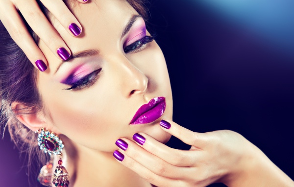 Красивая шатенка с фиолетовым макияжем