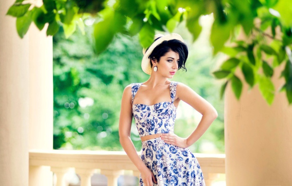 Красивая девушка брюнетка в красивом платье