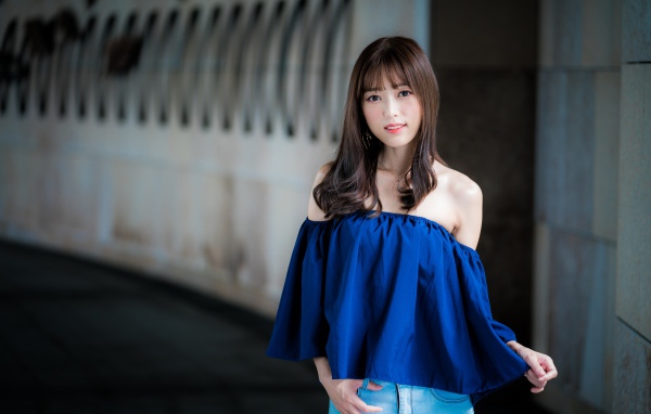 Красивая брюнетка в синем