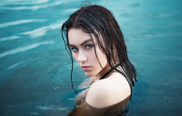 Красивая брюнетка в воде