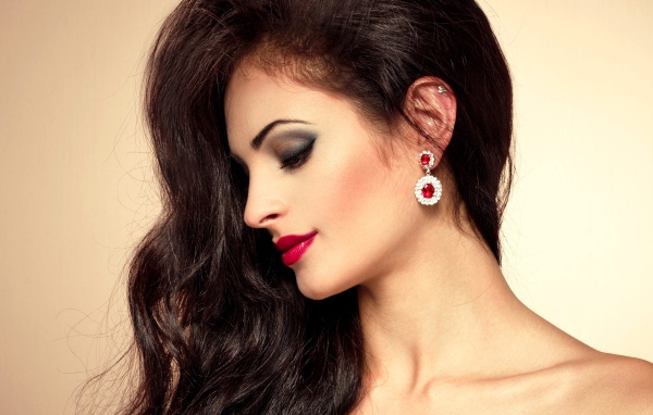 Красивая брюнетка с дорогими серьгами в ушах