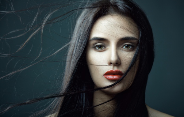 Красивая брюнетка с развевающимися волосами