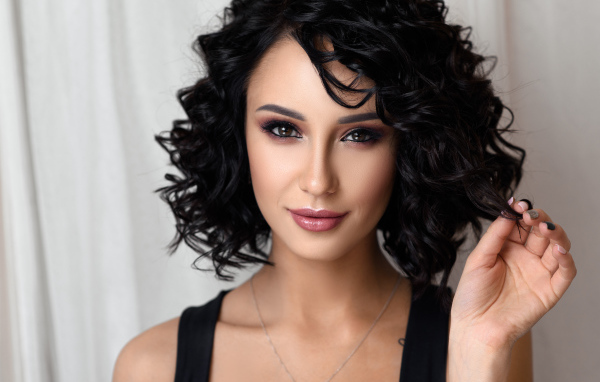 Красивая брюнетка с макияжем