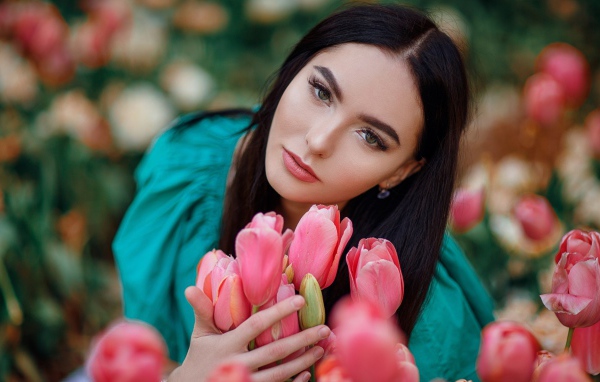 Красивая брюнетка с розовыми тюльпанами 