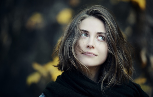 Красивая задуманная брюнетка в черном шарфе