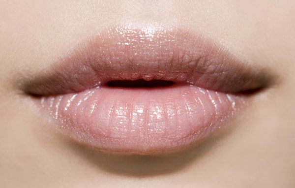 Красивые женские губы крупным планом
