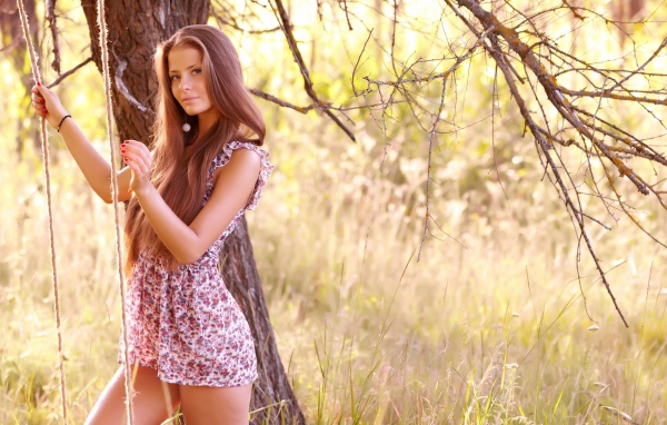 Красивая нежная шатенка в коротком сарафане