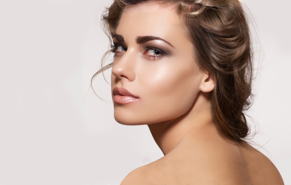 Красивая нежная шатенка фото на сером фоне 