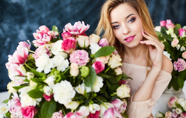 Красивая нежная девушка блондинка с большим букетом