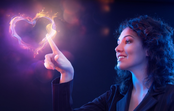 Красивая девушка рисует огненное сердце