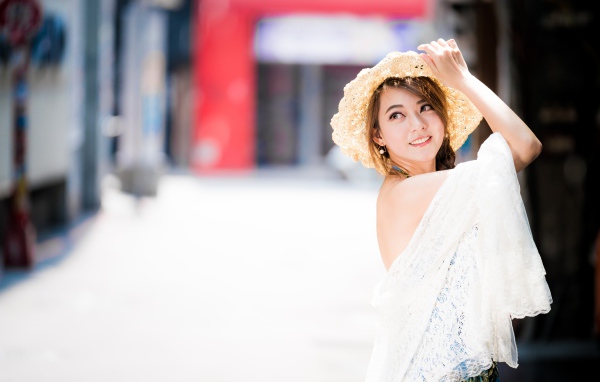 Красивая девушка в шляпке 