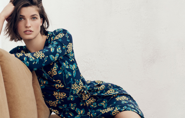 Красивая девушка модель в платье не сером фоне