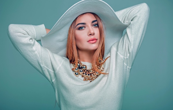 Красивая девушка модель в белом наряде