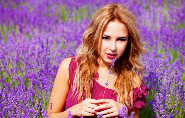 Красивая девушка на поле с лавандой