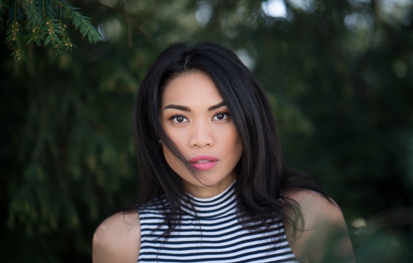 Красивая девушка с длинными черными волосами 