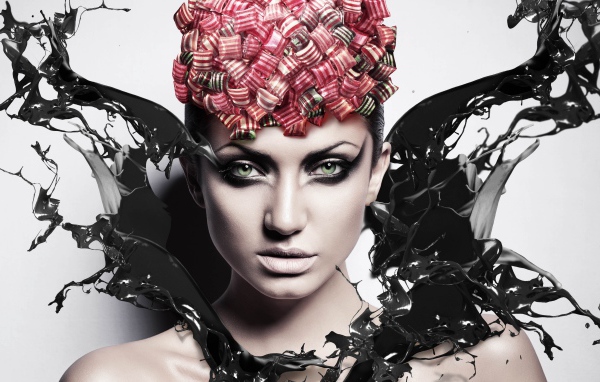 Красивая девушка с макияжем в брызгах черной краски