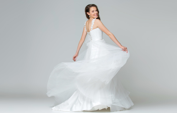 Красивая радостная девушка в белом свадебность платье
