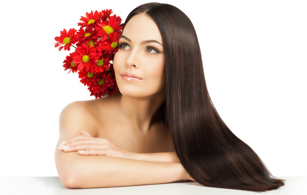 Красивая длинноволосая девушка шатенка с букетом хризантем на белом фоне