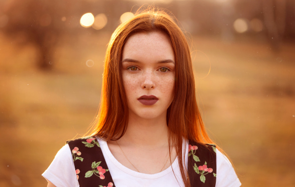 Красивая рыжеволосая яркая девушка с веснушками