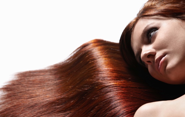 Красивая рыжеволосая девушка на белом фоне