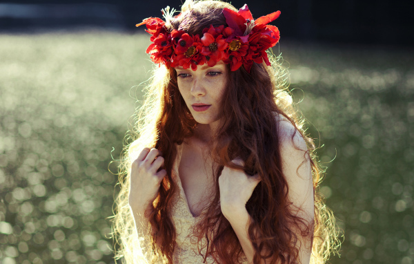 Красивая рыжеволосая девушка с венком на голове