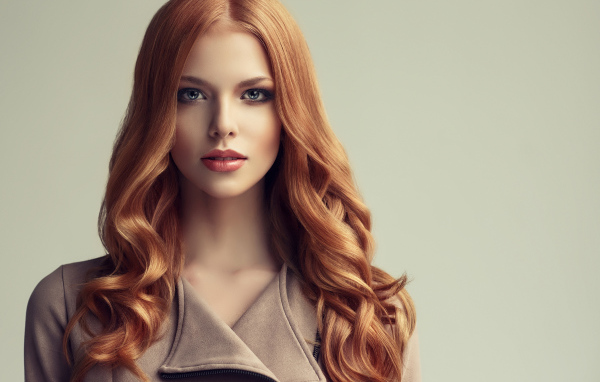 Красивая рыжеволосая девушка с голубыми глазами