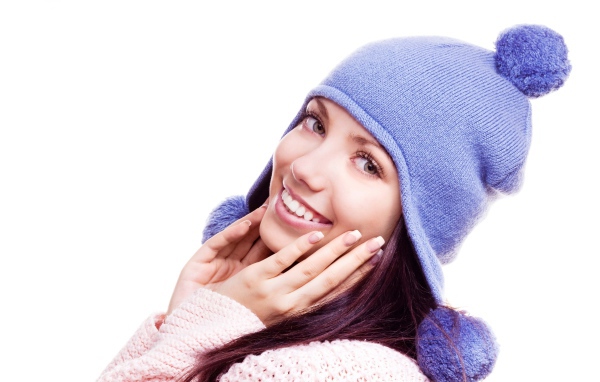 Красивая улыбающаяся девушка в фиолетовой шапке