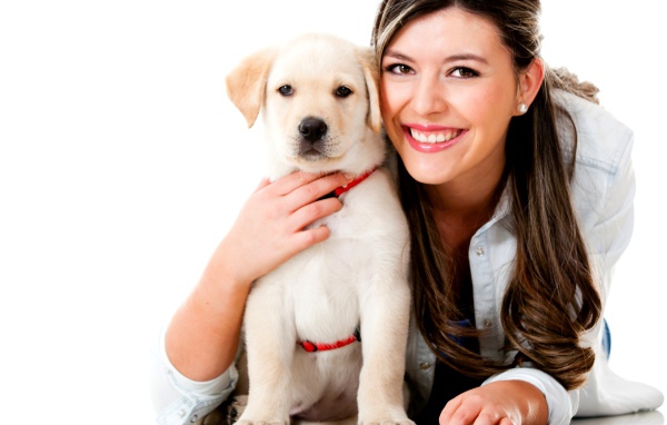Красивая улыбающаяся девушка с щенком золотистого ретривера