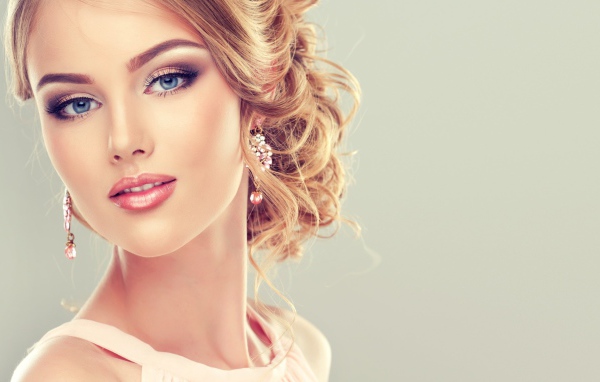 Красивая стильная голубоглазая девушка с красивым макияжем и прической