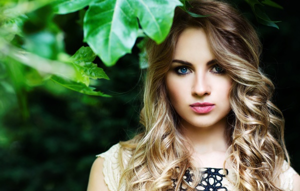 Красивая нежная голубоглазая девушка блондинка