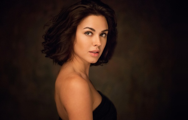 Красивая нежная девушка со стрижкой