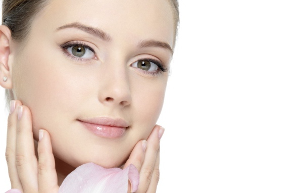 Красивая нежная настоящая девушка на белом фоне